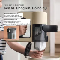 Trọng lượng thân máy chỉ 1,55 kg Một trong những lợi thế đáng chú ý của Roborock H5 là trọng lượng thân máy chỉ khoảng 1,55 kg. Thiết kế nhẹ giúp giảm áp lực lên cổ tay và cánh tay trong quá trình sử dụng. Điều này đặc biệt hữu ích khi: Hút bụi trên cao Làm sạch rèm cửa Vệ sinh giá sách Hút sofa Dọn cầu thang Di chuyển máy giữa nhiều tầng Theo Roborock, trọng lượng 1,55 kg là một trong những đặc điểm chính của H5. Trọng lượng khi gắn đầu hút khoảng 1,82 kg Theo thông số sản phẩm bạn cung cấp, trọng lượng thân máy và đầu hút khoảng 1,82 kg. Mức trọng lượng tương đối nhẹ giúp Roborock H5 dễ kiểm soát hơn trong quá trình hút sàn dài hoặc di chuyển quanh đồ nội thất. Máy Hút Bụi Cầm Tay Không Dây Roborock H5